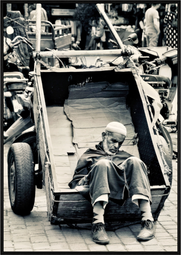 Main image Time for a Break – Souks von Marrakech, Marokko; von J. Schleenbecker; Sammlung „Farben von Marrakesch“; Copyright 2025.