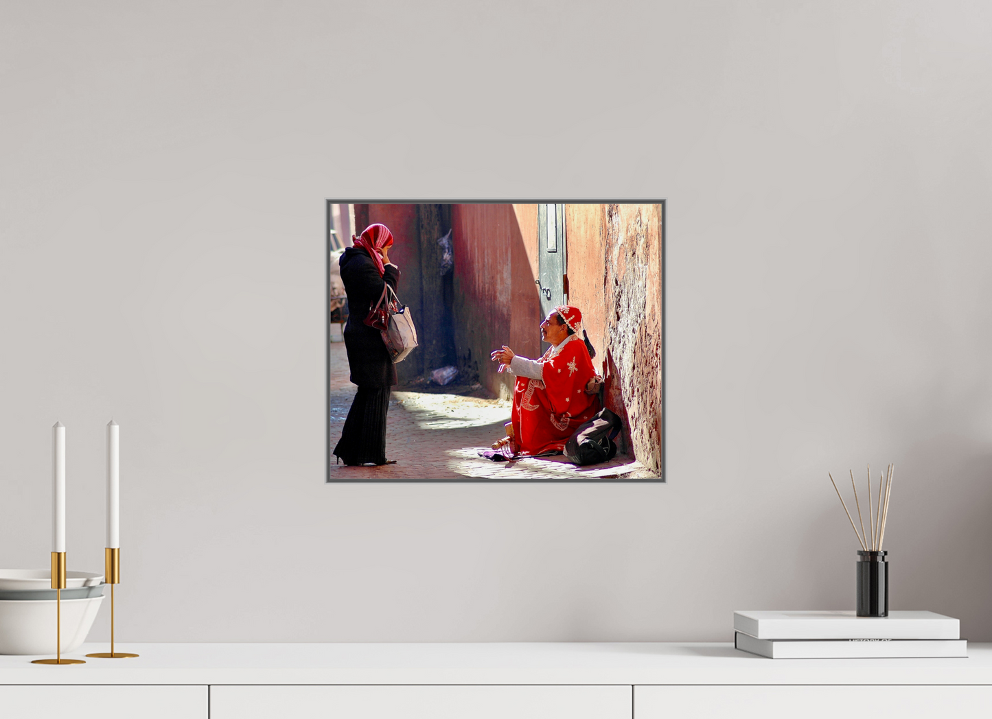 36,1 x 30 cm, Art Box 50 mm - Aluminium Rahmen - Foto-Abzug hinter Acrylglas - printed and designed by Whitewall Morning Chat in the Medina - Vol.1; Photo Art Print under Acrylic Glass; Art Box Frame 50 mm Aluminium