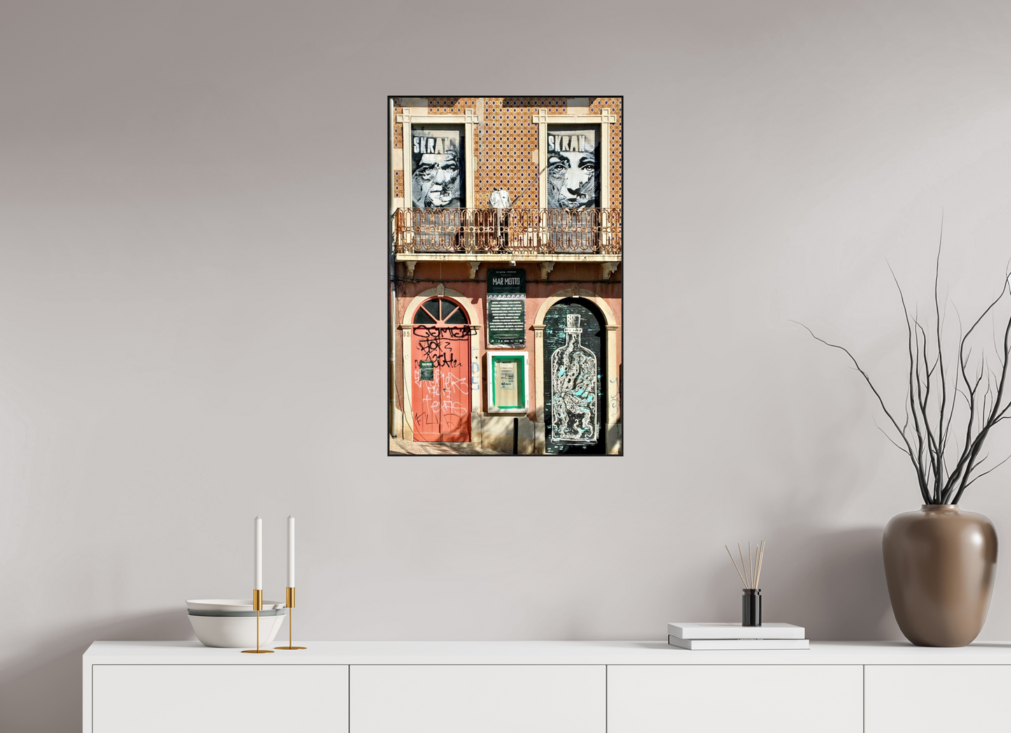 50 x 76,9 cm, Foto-Abzug hinter Acrylglas glänzend - ArtBox aus Massivholz 4 mm, Eiche schwarz Magic Lisboa Vol. 1 - Collection "Graffiti Street Art Meets Marrakech"; Photo Art Probt under Acrylic Glass