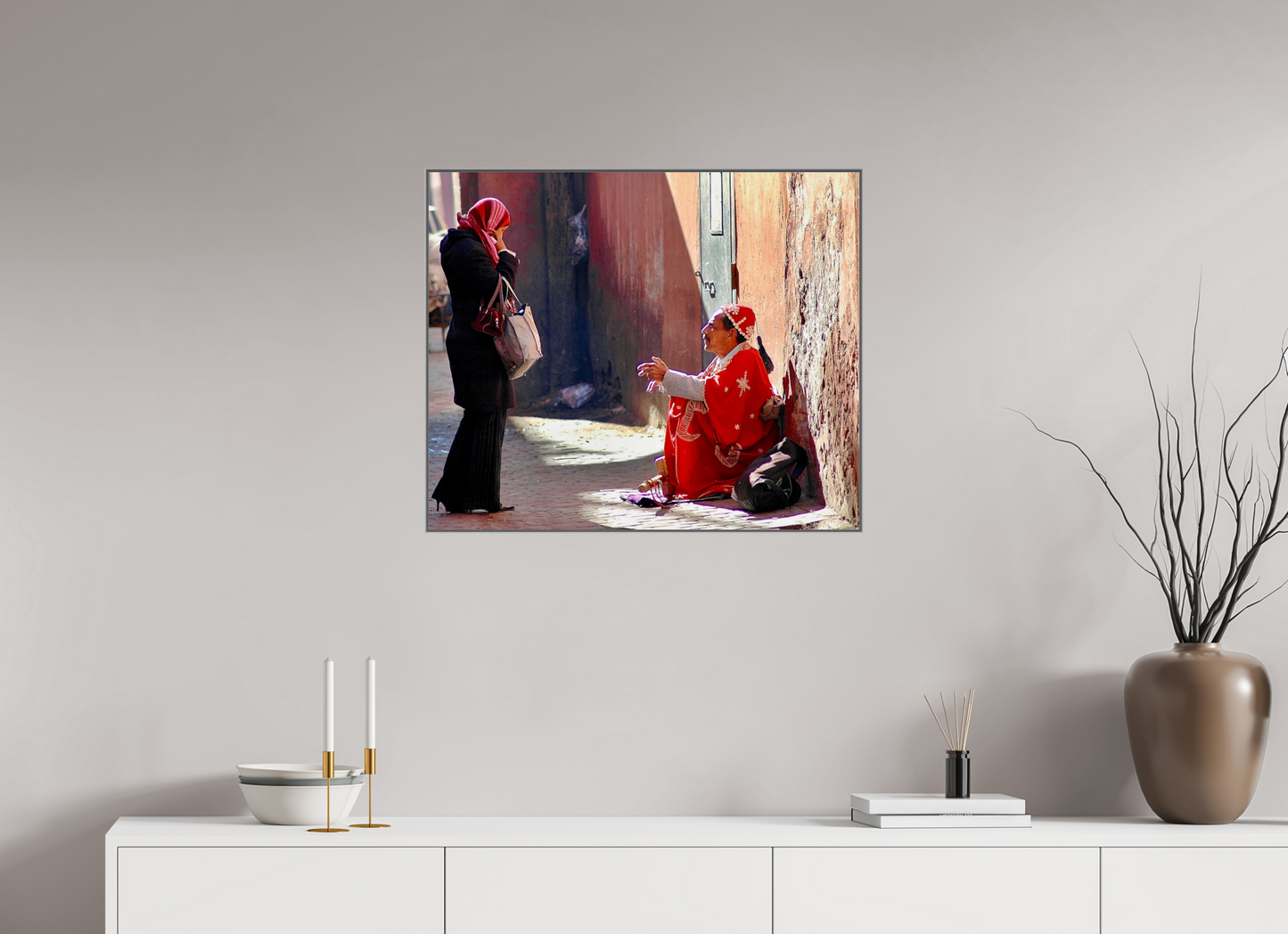 72,3 x 60 cm, Art Box 50 mm - Aluminium Rahmen - Foto-Abzug hinter Acrylglas - printed and designed by Whitewall Morning Chat in the Medina - Vol.1; Photo Art Print under Acrylic Glass; Art Box Frame 50 mm Aluminium