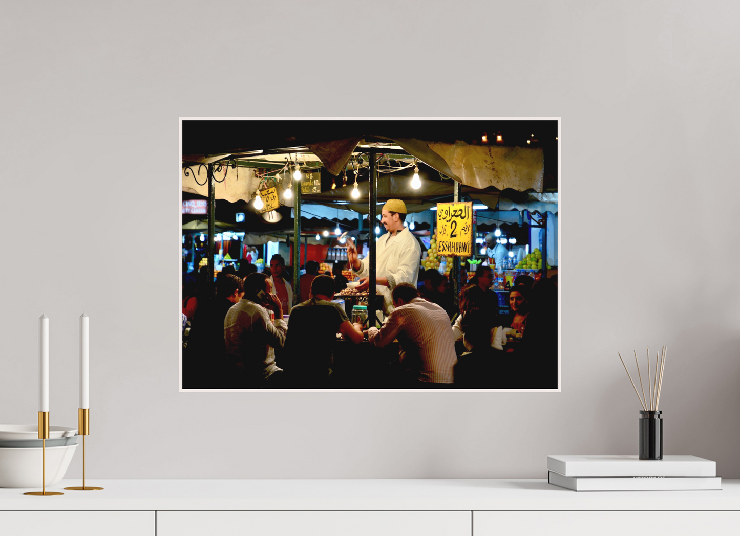 55,8 x 40 cm, Foto Abzug hinter Acrylglas Matt; Art Box aus Massivholz 4 mm Ahorn weiß Marrakech Night Market Vol. 5; Photo Art Print under Acrylic Glass; Art Box 50 mm Maple Wood Frame, produced by Whitewall.