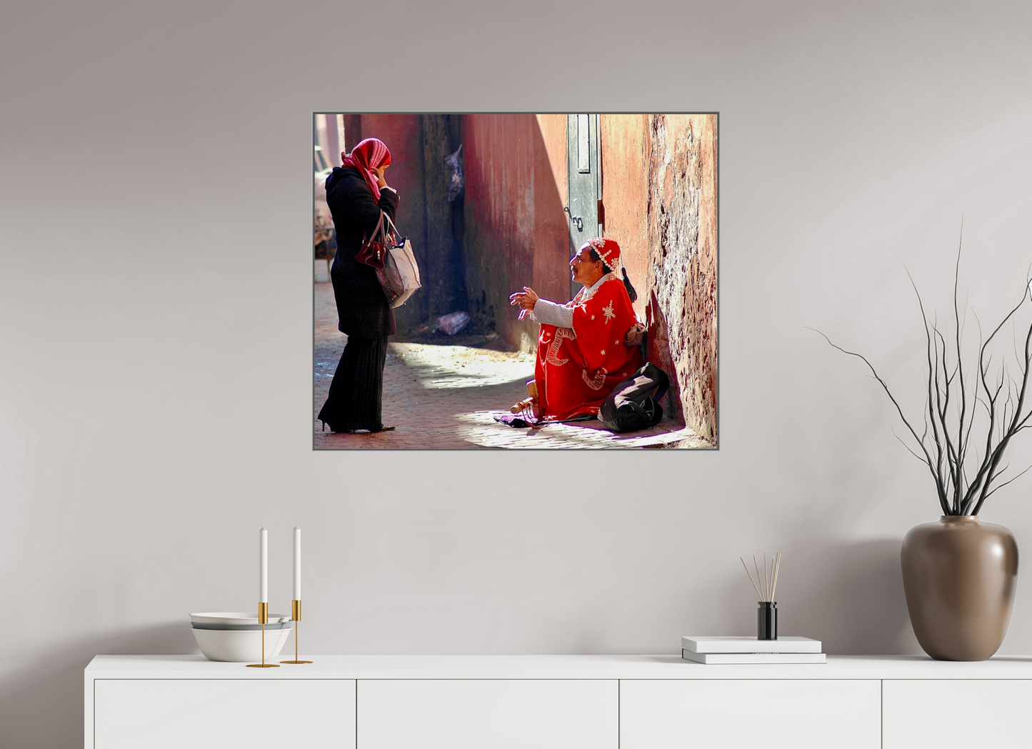 84,3 x 70 cm, Art Box 50 mm - Aluminium Rahmen - Foto-Abzug hinter Acrylglas - printed and designed by Whitewall Morning Chat in the Medina - Vol.1; Photo Art Print under Acrylic Glass; Art Box Frame 50 mm Aluminium