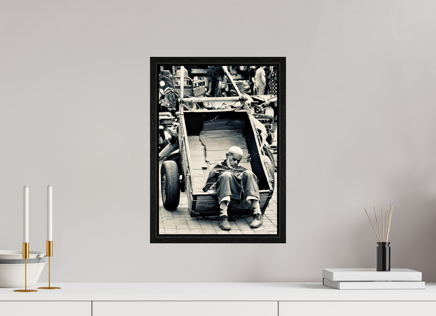 30 x 42,8 cm, Foto Print on Acrylic glass; Oak Wood Frame Basel 15 mm Time for a Break – Souks von Marrakech, Marokko; von J. Schleenbecker; Sammlung „Farben von Marrakesch“; Copyright 2025.