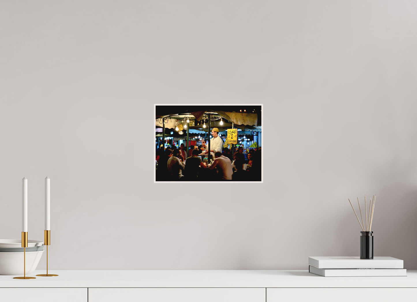 27,9 x 20 cm, Foto Abzug hinter Acrylglas Matt; Art Box aus Massivholz 4 mm Ahorn weiß Marrakech Night Market Vol. 5; Photo Art Print under Acrylic Glass; Art Box 50 mm Maple Wood Frame, produced by Whitewall.