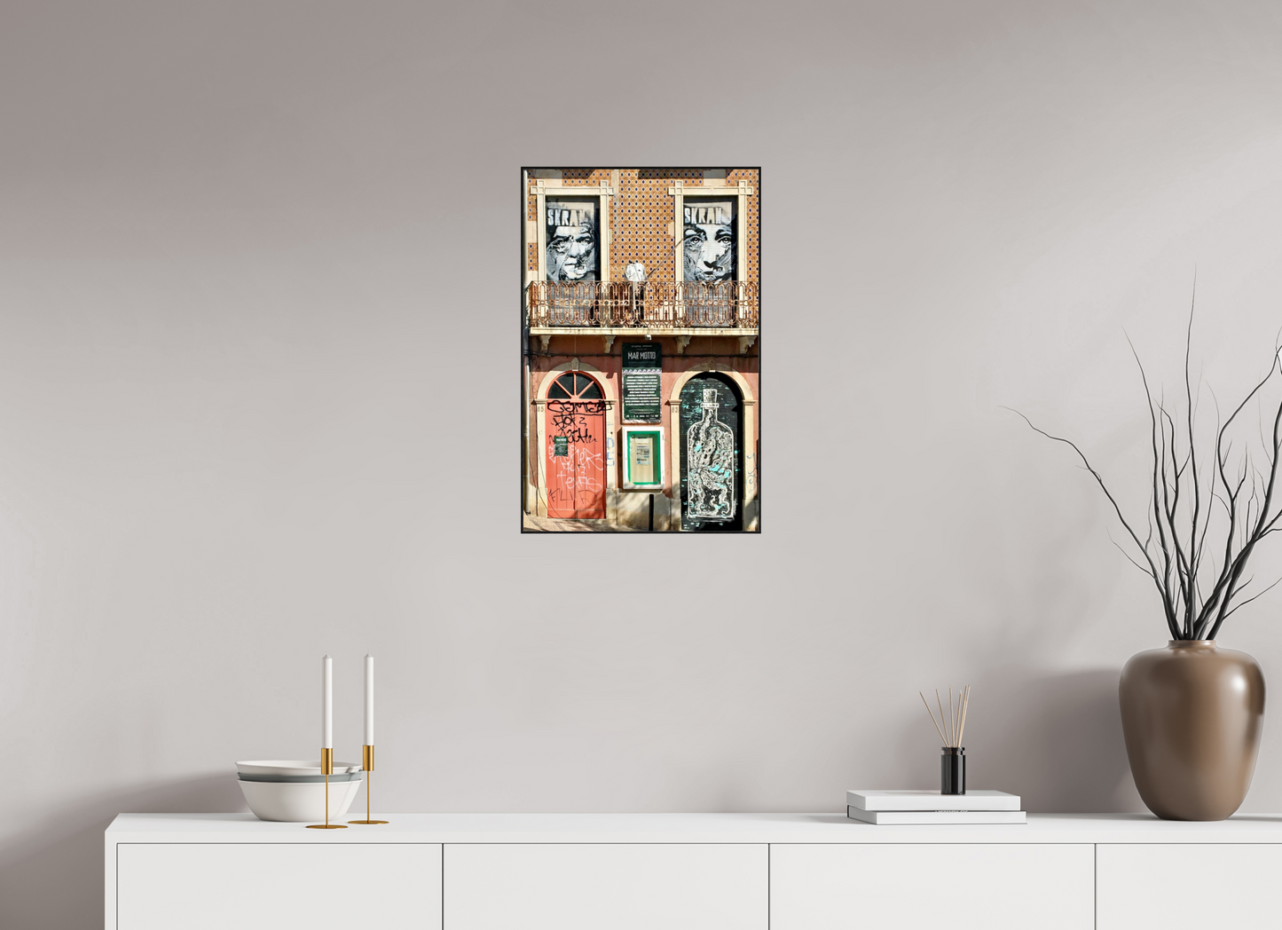 40 x 61,5 cm, Foto-Abzug hinter Acrylglas glänzend - ArtBox aus Massivholz 4 mm, Eiche schwarz Magic Lisboa Vol. 1 - Collection "Graffiti Street Art Meets Marrakech"; Photo Art Probt under Acrylic Glass