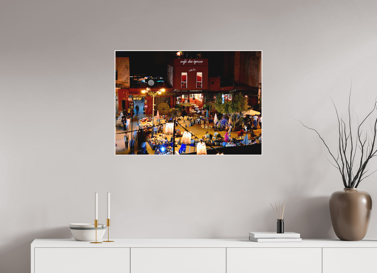 84,5 x 60 cm, Foto Abzug hinter Acrylglas Matt; Art Box aus Massivholz 4 mm Ahorn weiß Place des Epices Marrakech at Night; Smalll, hidden Market square in the Souks of Marrakech Medina, Photo by Jörg Schleenbecker; Copyright 2025