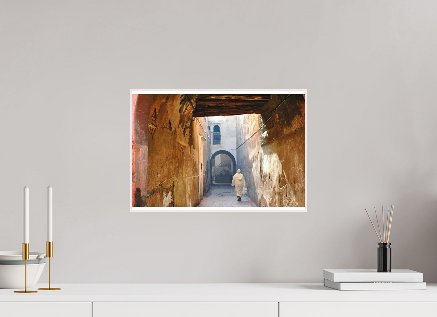 43,6 x 30 cm, Foto Abzug hinter Acrylglas Matt; Art Box aus Massivholz 4 mm Ahorn weiß The Souks of Marrakech - Hidden in the Medina; Fine Art Photo Print under Acrylic Glass