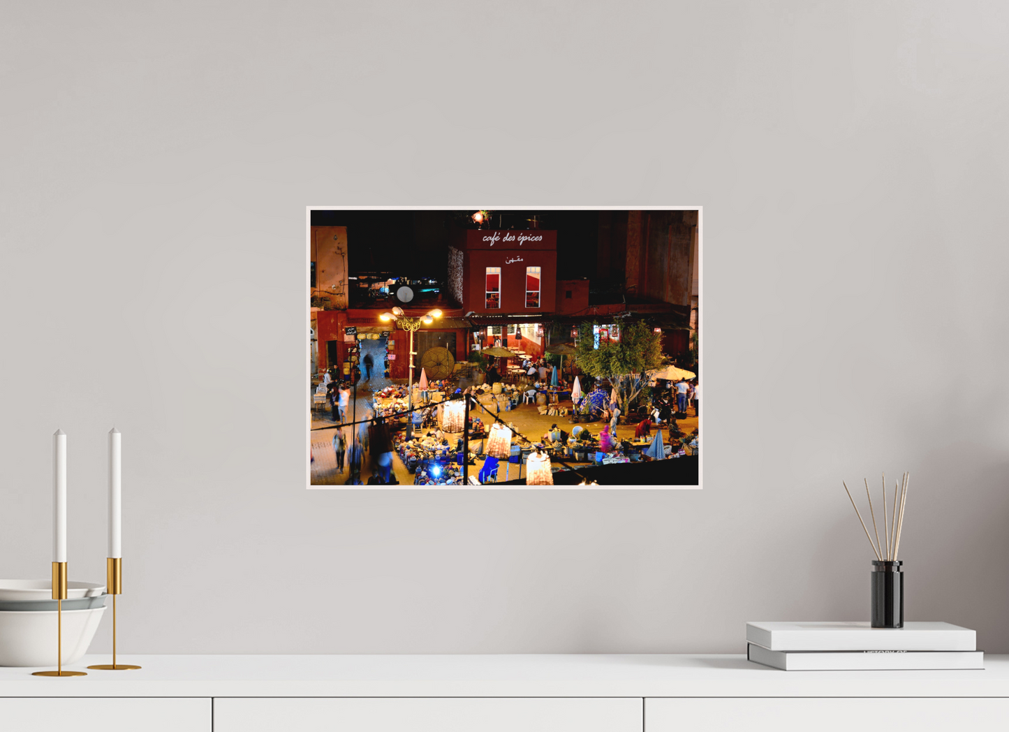 42,3 x 30 cm, Foto Abzug hinter Acrylglas Matt; Art Box aus Massivholz 4 mm Ahorn weiß Place des Epices Marrakech at Night; Smalll, hidden Market square in the Souks of Marrakech Medina, Photo by Jörg Schleenbecker; Copyright 2025