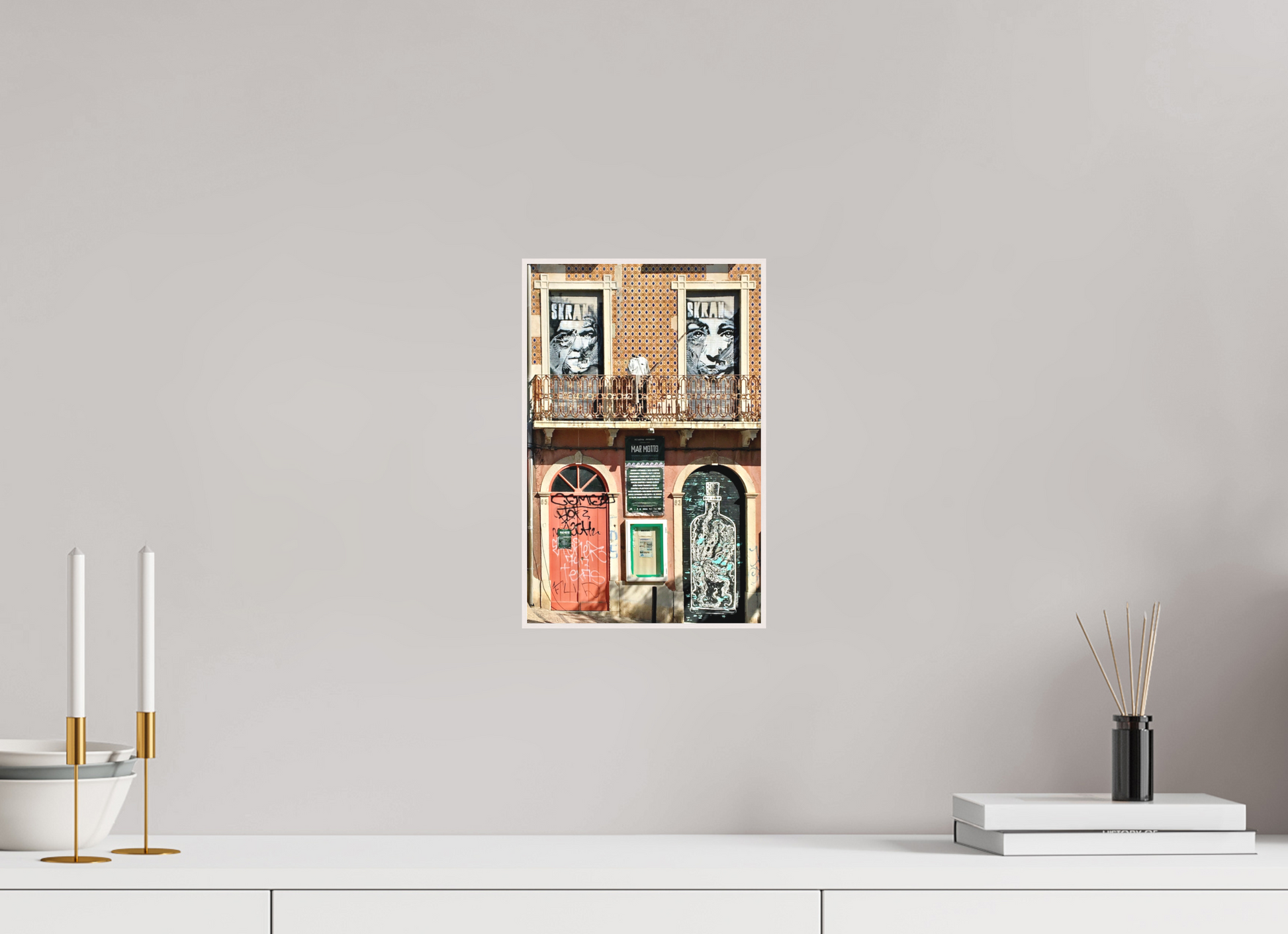 20 x 30,7 cm, Foto Abzug hinter Acrylglas Matt; Art Box aus Massivholz 4 mm Ahorn weiß Magic Lisboa Vol. 1 - Collection "Graffiti Street Art Meets Marrakech"; Photo Art Probt under Acrylic Glass