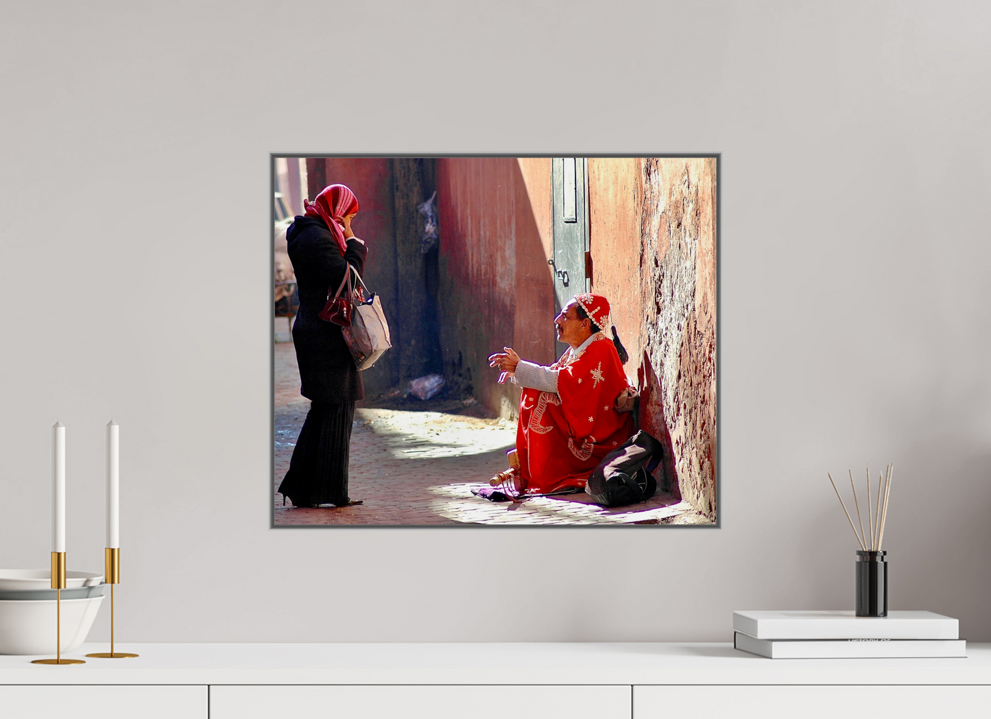 48,2 x 40 cm, Art Box 50 mm - Aluminium Rahmen - Foto-Abzug hinter Acrylglas - printed and designed by Whitewall Morning Chat in the Medina - Vol.1; Photo Art Print under Acrylic Glass; Art Box Frame 50 mm Aluminium