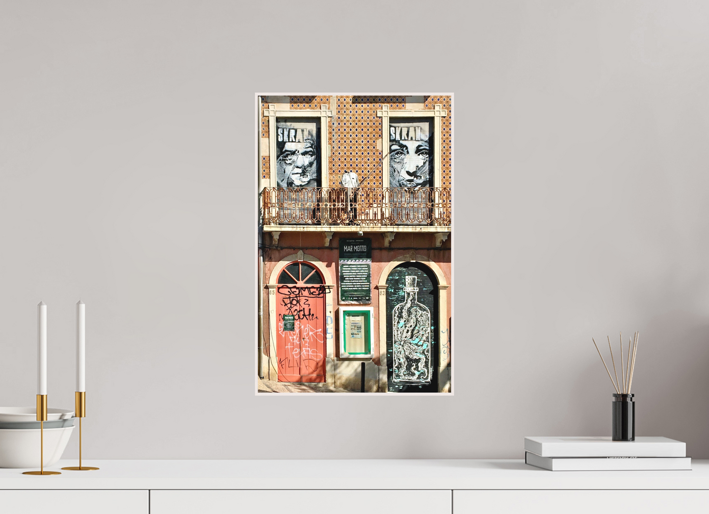 30 x 46,1 cm, Foto Abzug hinter Acrylglas Matt; Art Box aus Massivholz 4 mm Ahorn weiß Magic Lisboa Vol. 1 - Collection "Graffiti Street Art Meets Marrakech"; Photo Art Probt under Acrylic Glass