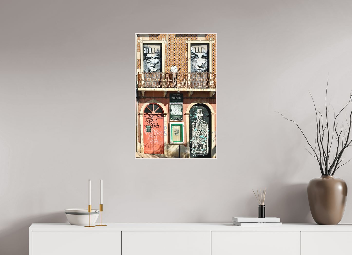 50 x 76,9 cm, Foto Abzug hinter Acrylglas Matt; Art Box aus Massivholz 4 mm Ahorn weiß Magic Lisboa Vol. 1 - Collection "Graffiti Street Art Meets Marrakech"; Photo Art Probt under Acrylic Glass