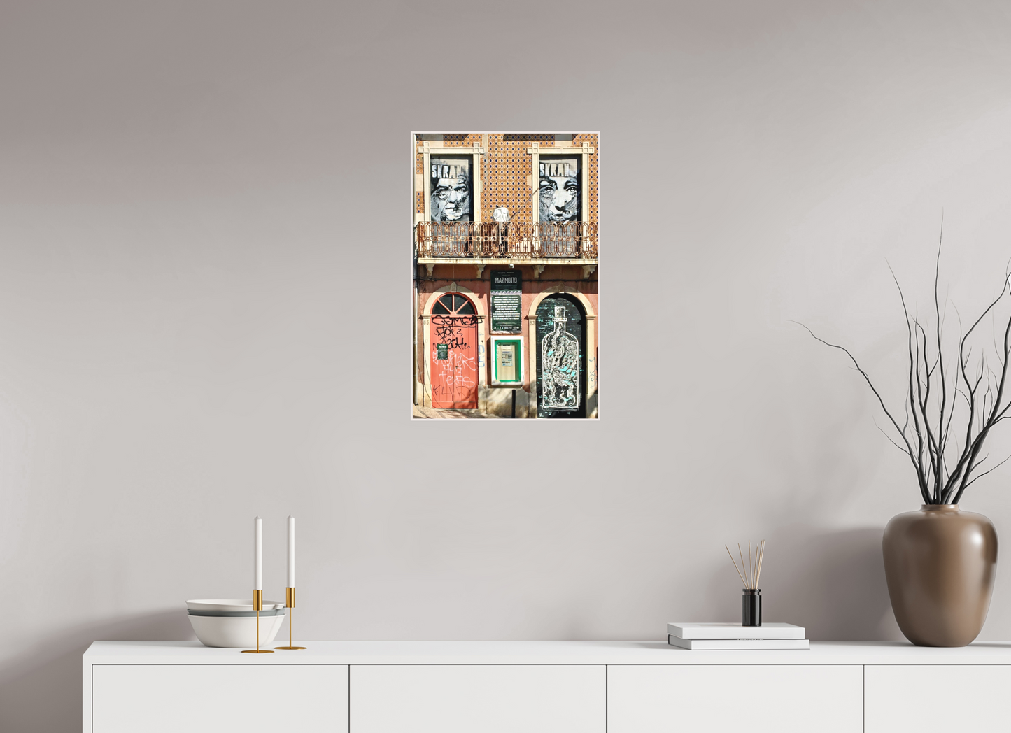 40 x 61,5 cm, Foto Abzug hinter Acrylglas Matt; Art Box aus Massivholz 4 mm Ahorn weiß Magic Lisboa Vol. 1 - Collection "Graffiti Street Art Meets Marrakech"; Photo Art Probt under Acrylic Glass